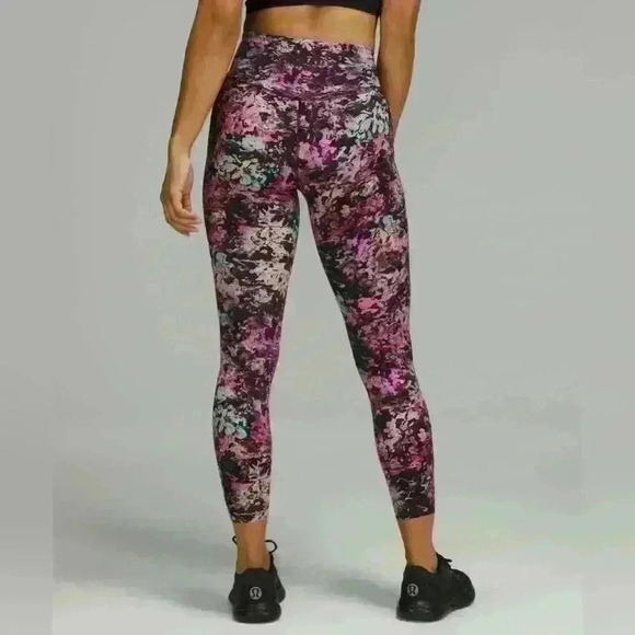 Lululemon Base Pace High-Rise Tight 25" Size‎ 12
Stencil Blossom Red Multi - Picture 3 of 10